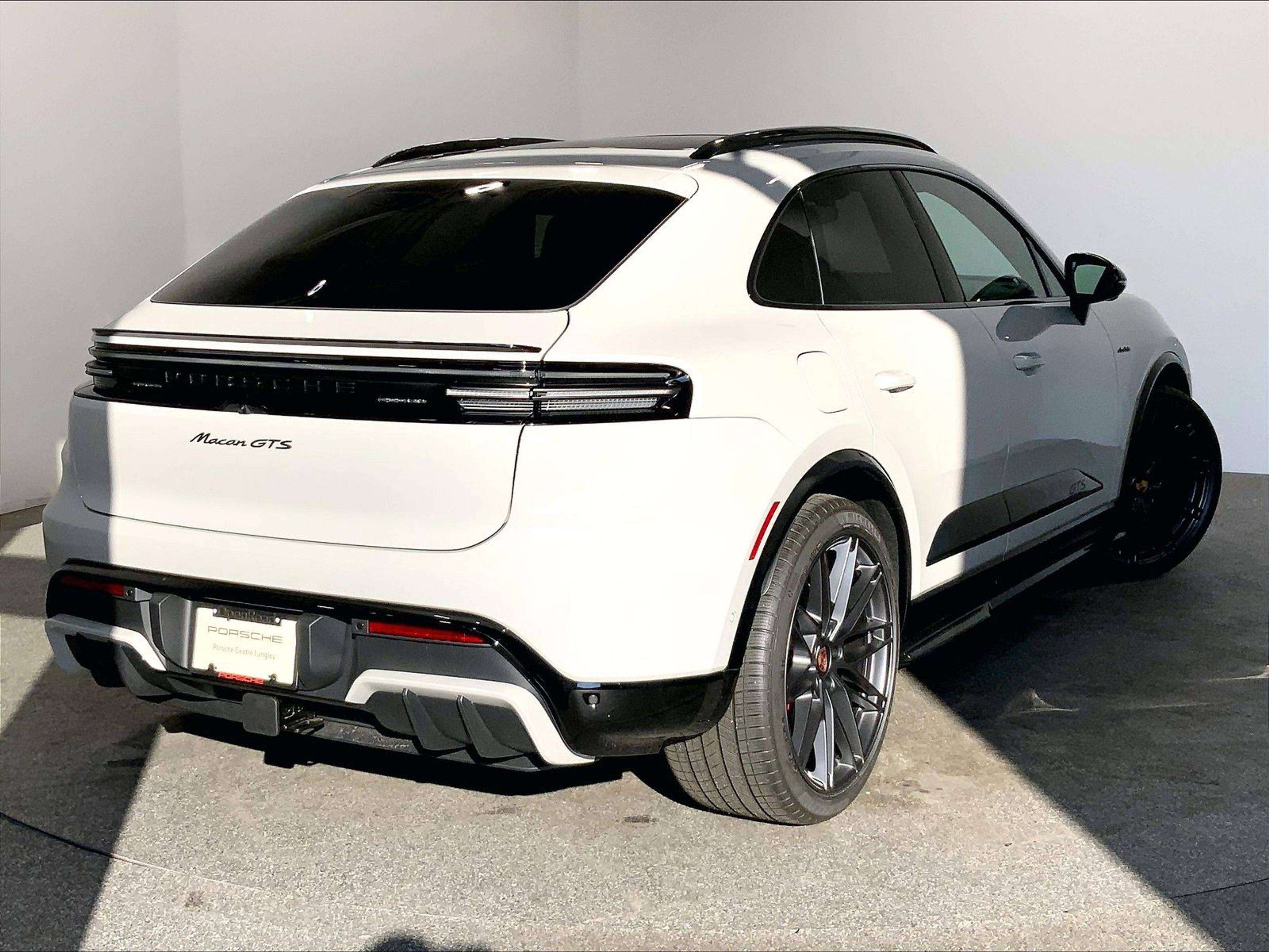 2026 Porsche Macan — photo 1