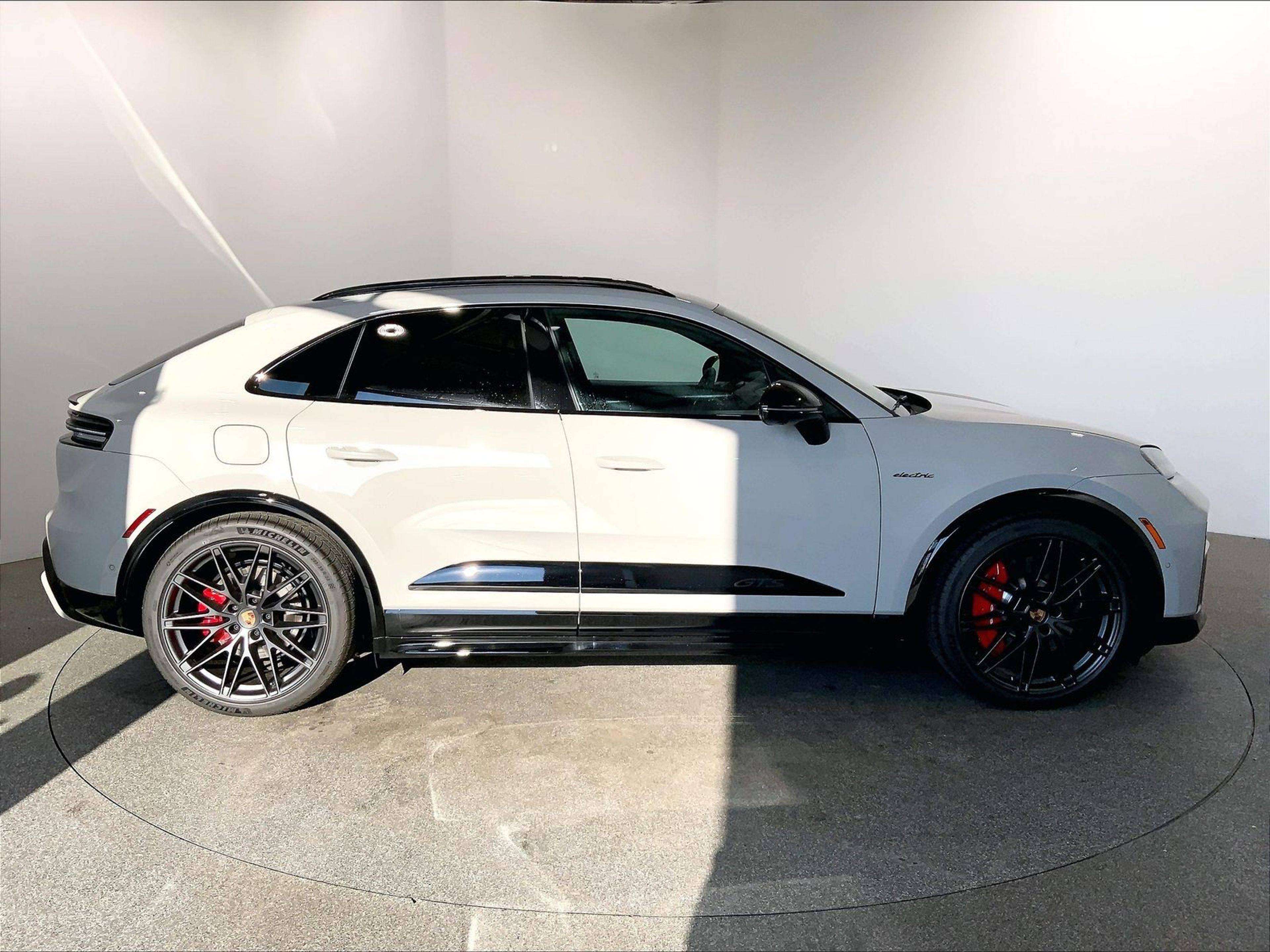 2026 Porsche Macan — photo 1