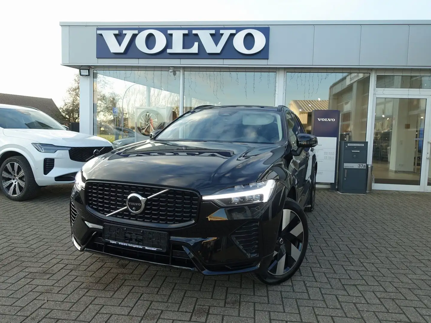 Volvo XC60 Plus T6 AWD Plug-in Hybrid/Pano/AHK/H&K/BLS Schwarz - 1