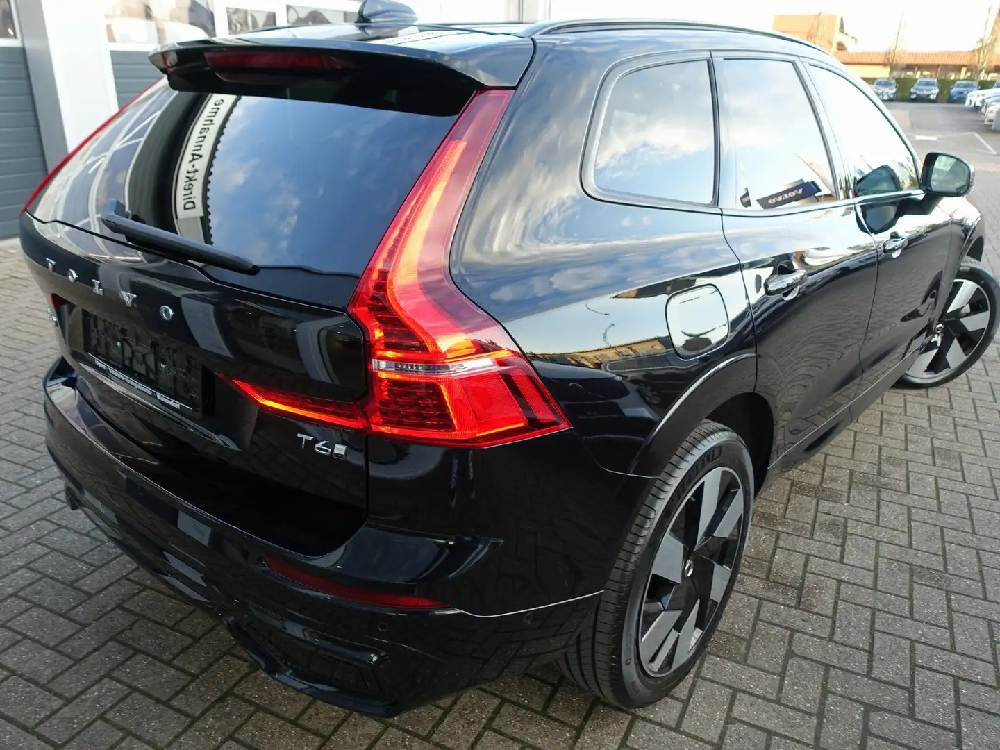 Volvo XC60 Plus T6 AWD Plug-in Hybrid/Pano/AHK/H&K/BLS Schwarz - 2