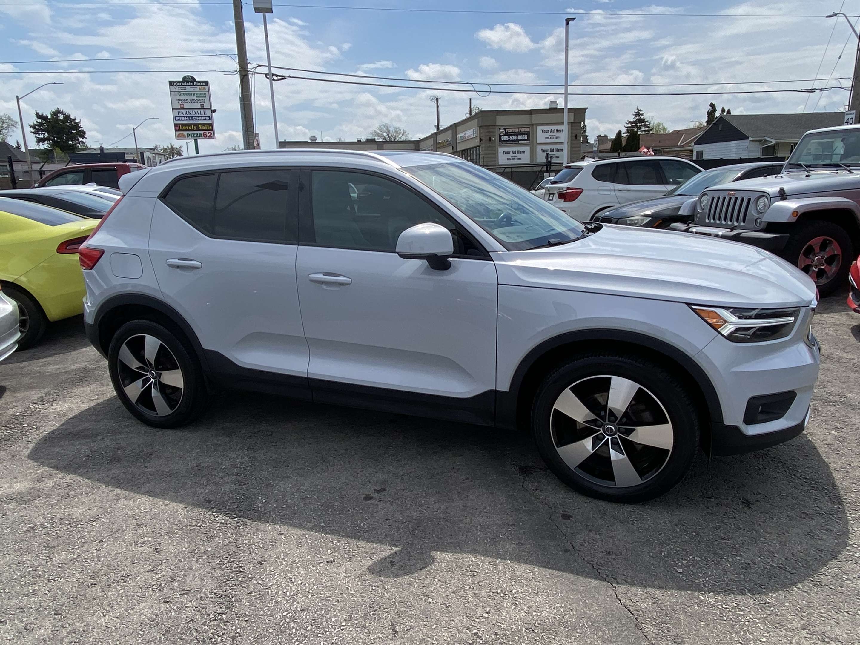 2020 Volvo XC40 T5 AWD Momentum alt 2