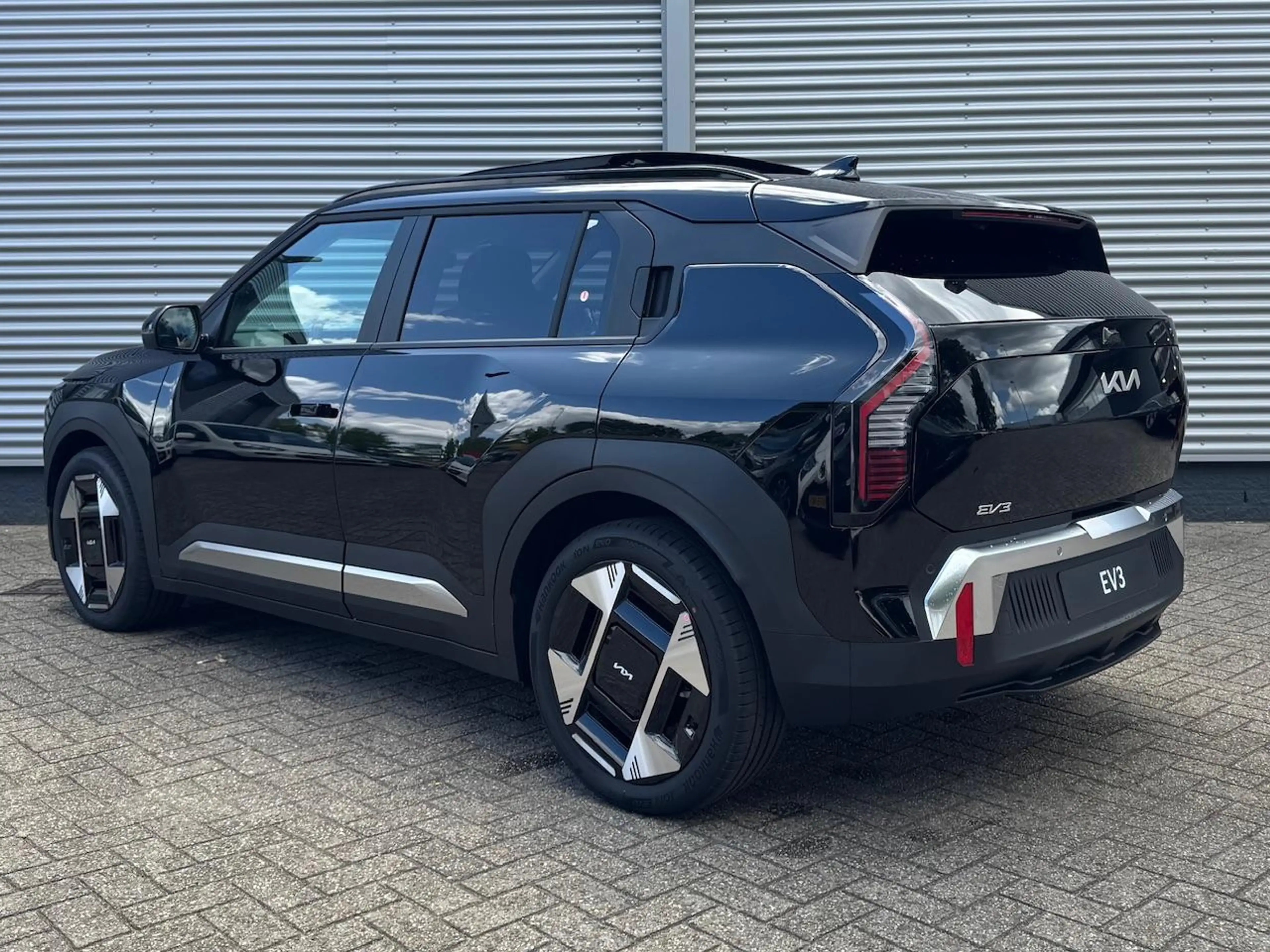 Kia EV3 81,4 kWh 204pk Plus Advanced | Schuif/Kanteldak | — photo 3