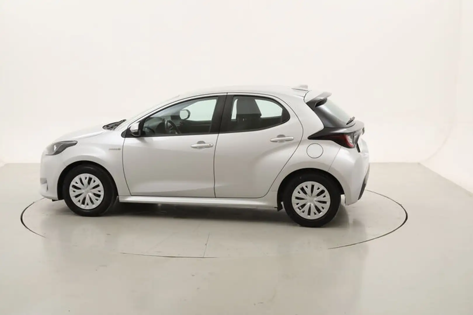 Toyota Yaris Hybrid Business 1.5 Full Hybrid 116CV Gümüş rengi - 2