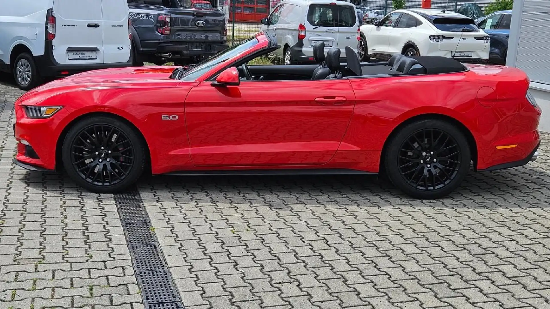 Ford Mustang GT Convertible Garagenfahrzeug 1.Hand Rojo - 2