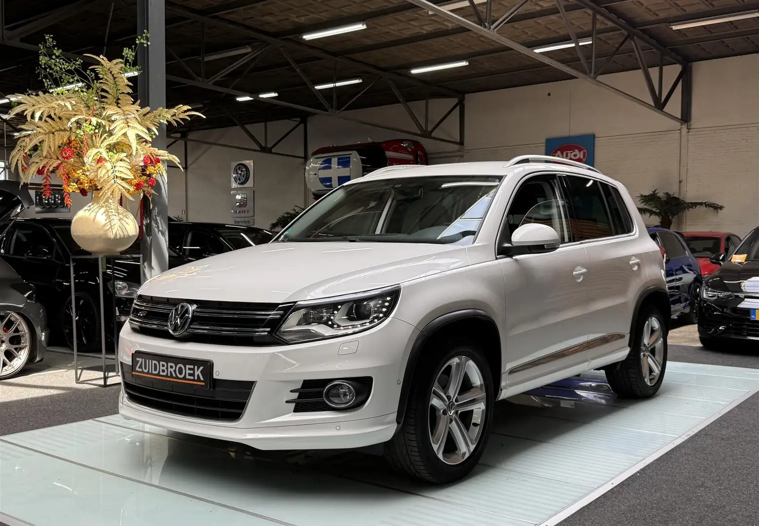 Volkswagen Tiguan 1.4 TSI R-Line 86DKM Xenon Led Wit - 1