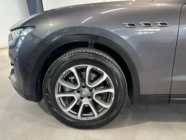 Maserati Levante view 8