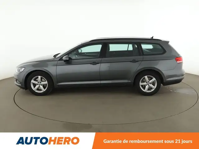 Volkswagen Passat view 3