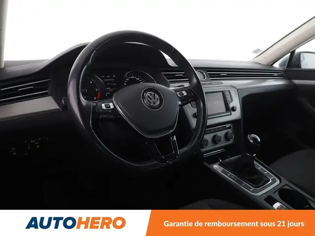 Volkswagen Passat view 11