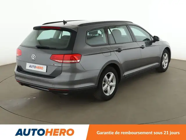 Volkswagen Passat view 6
