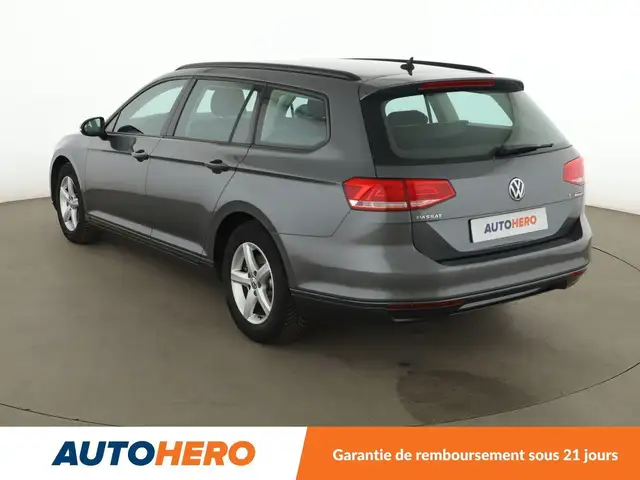 Volkswagen Passat view 4