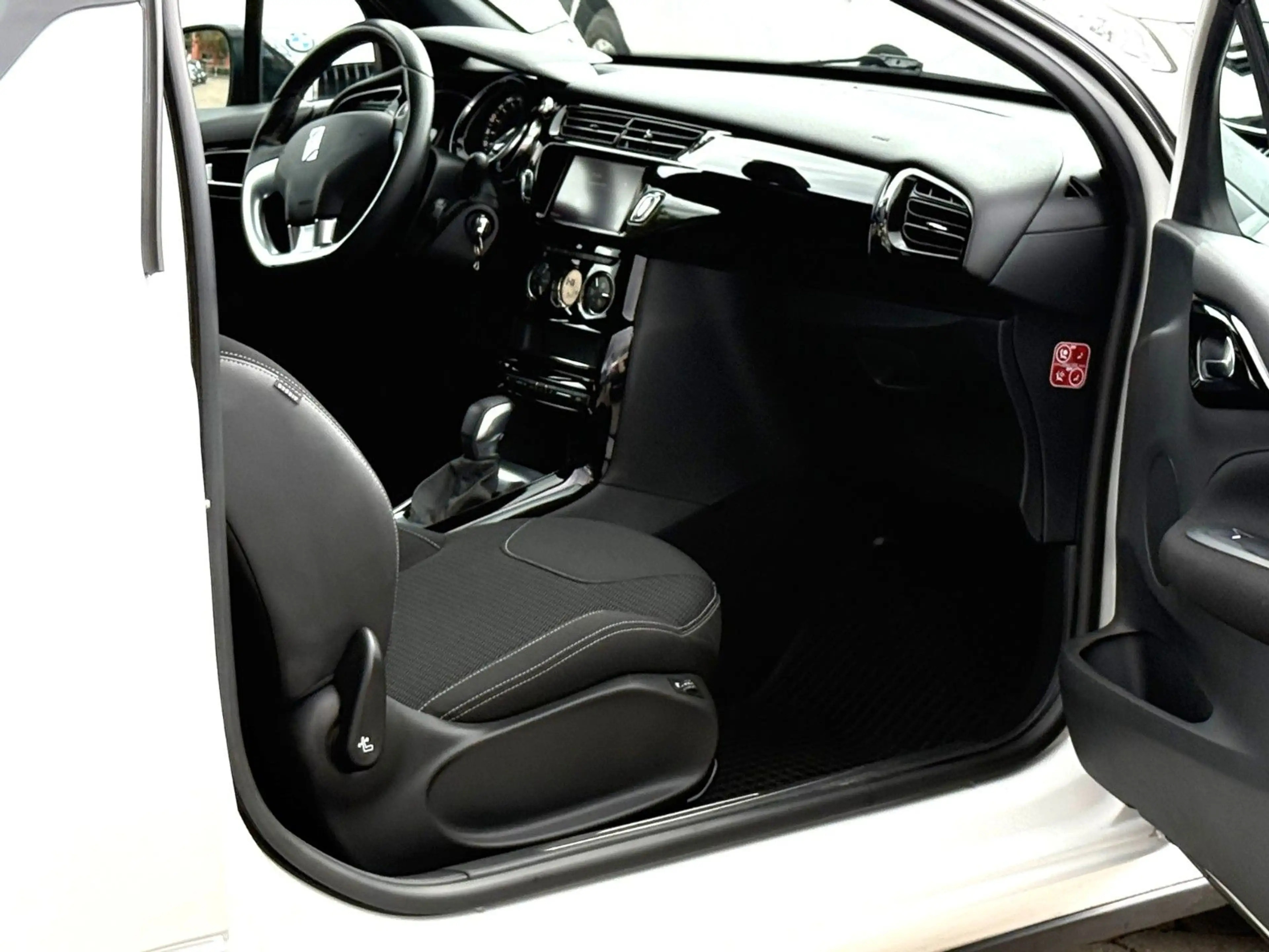 DS Automobiles DS 3 SportChic / AUTOMATIK / KAMERA / UNFALLFREI — photo 9