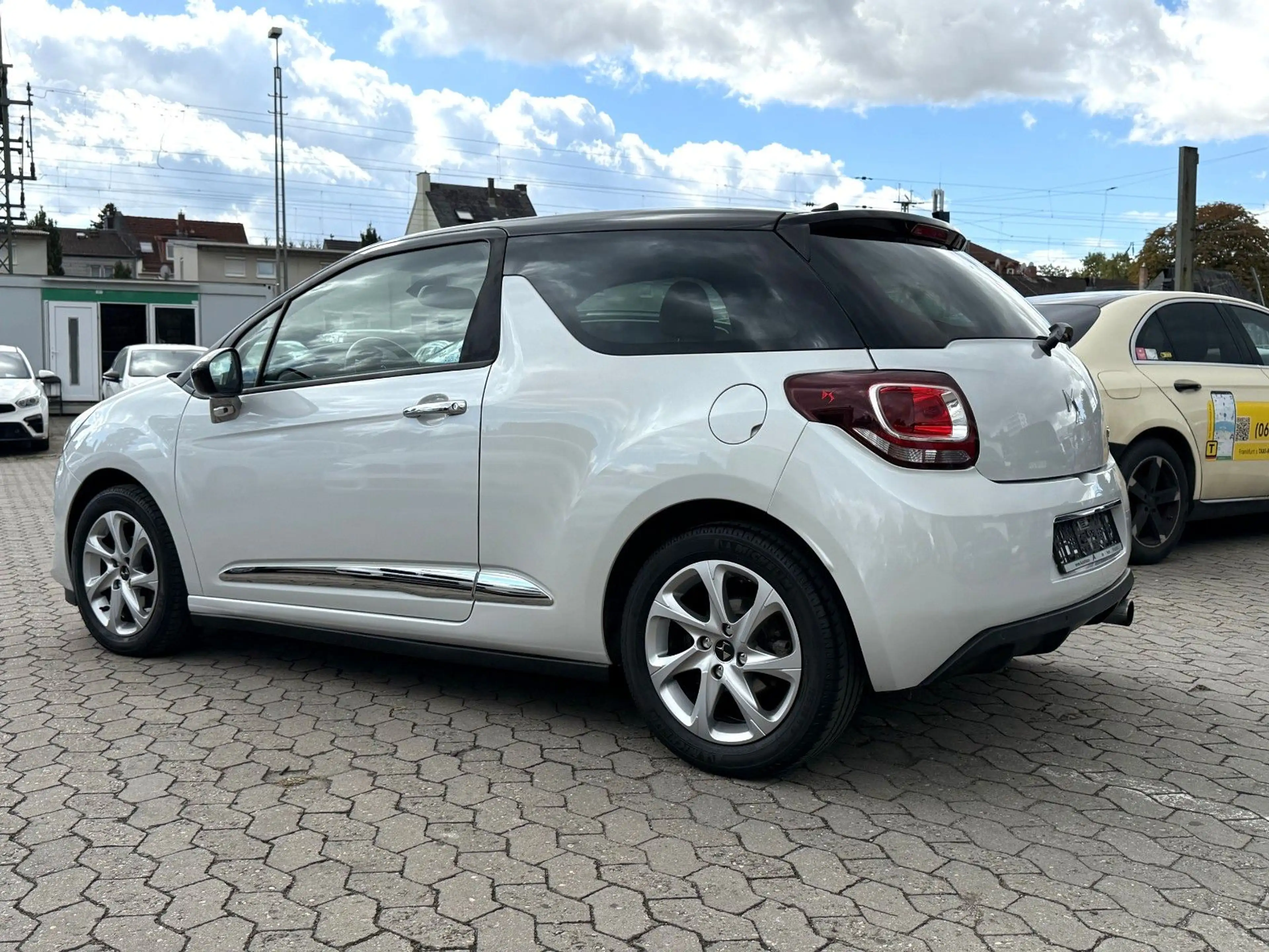 DS Automobiles DS 3 SportChic / AUTOMATIK / KAMERA / UNFALLFREI — photo 5