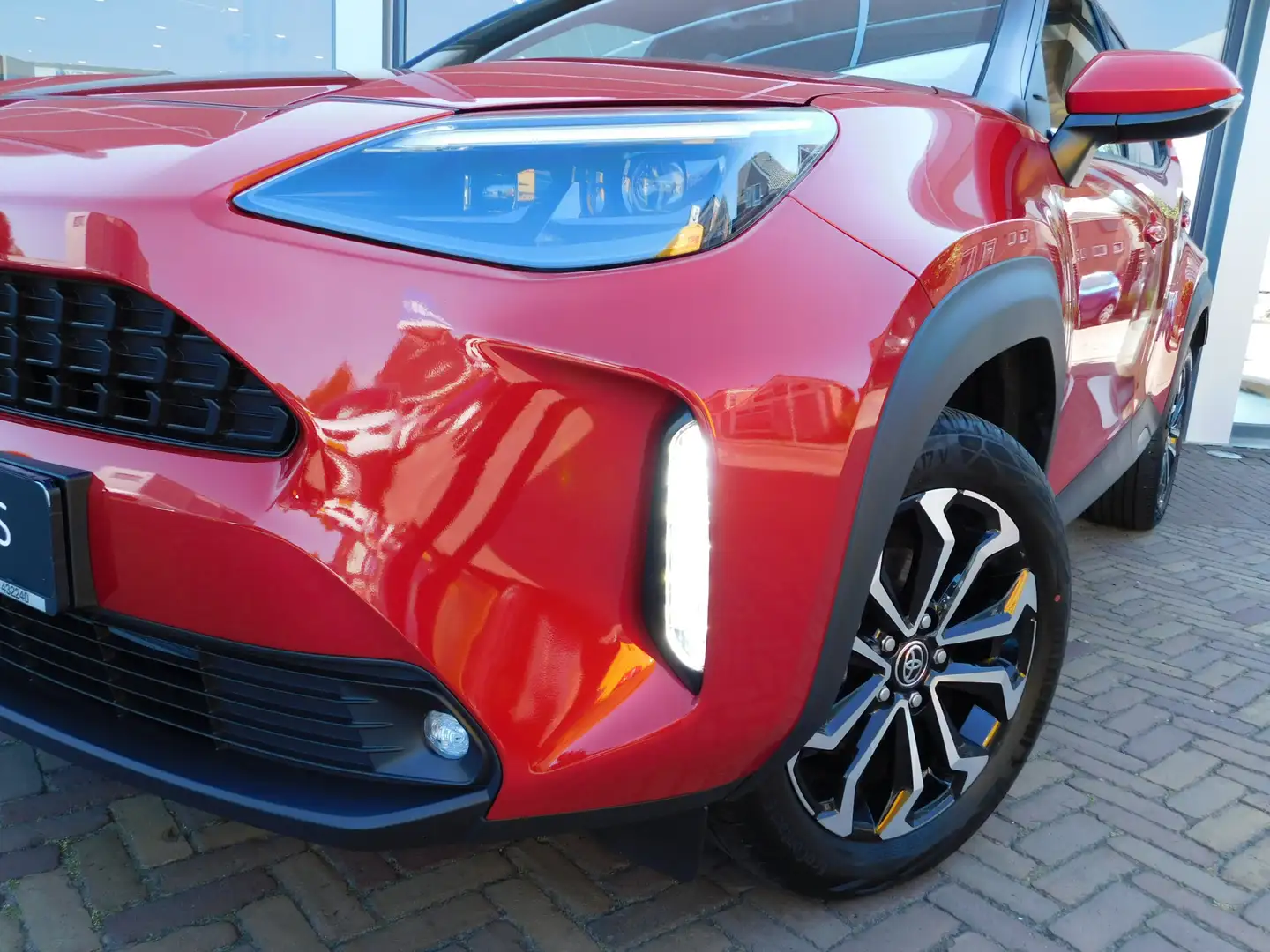 Toyota Yaris Cross 1.5 Hybrid Dynamic | Stoel en Stuurverwarming | PA Rood - 2