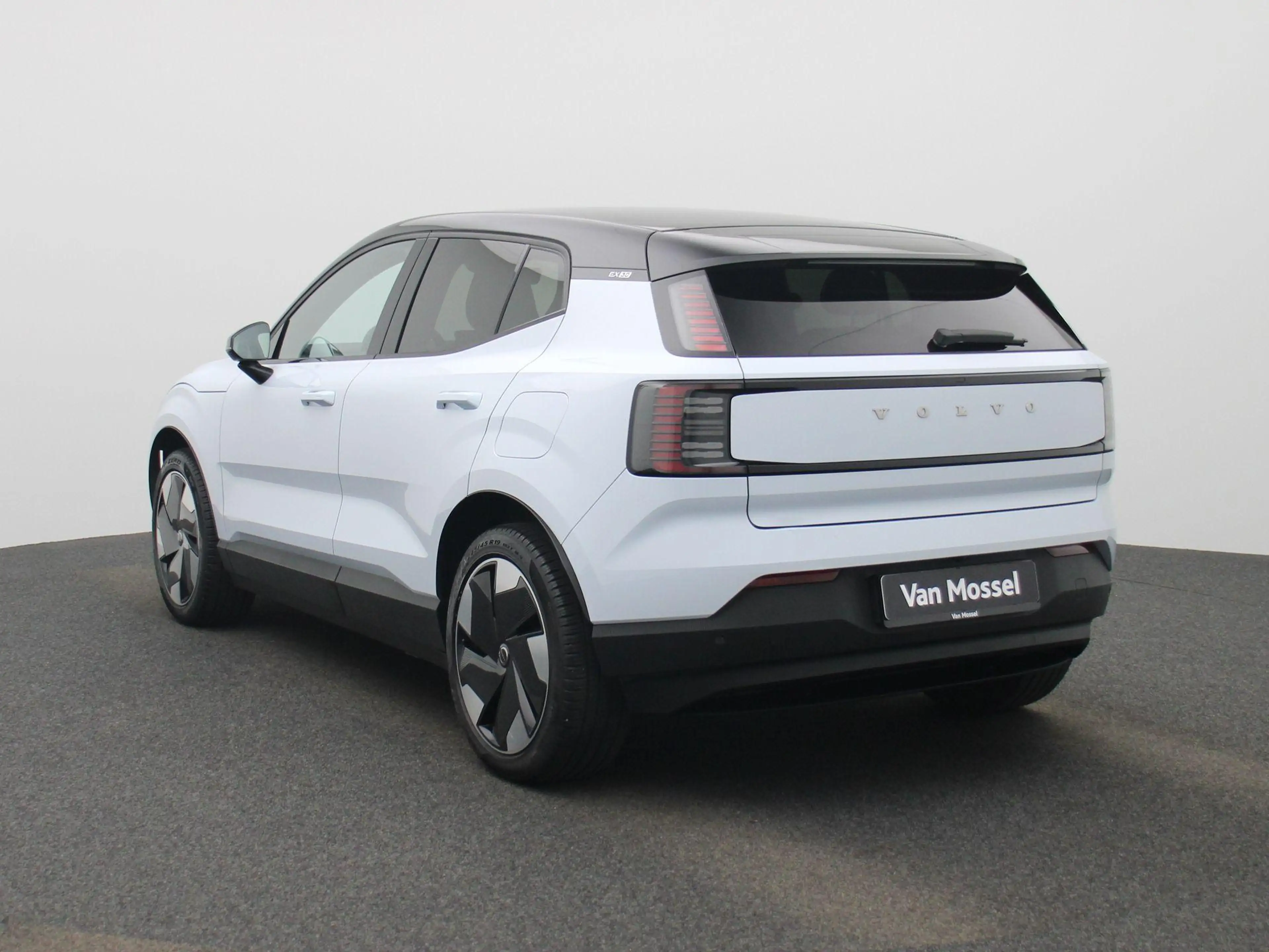Volvo EX30 Single Motor Extended Range Plus | Harman & Kardon — photo 2