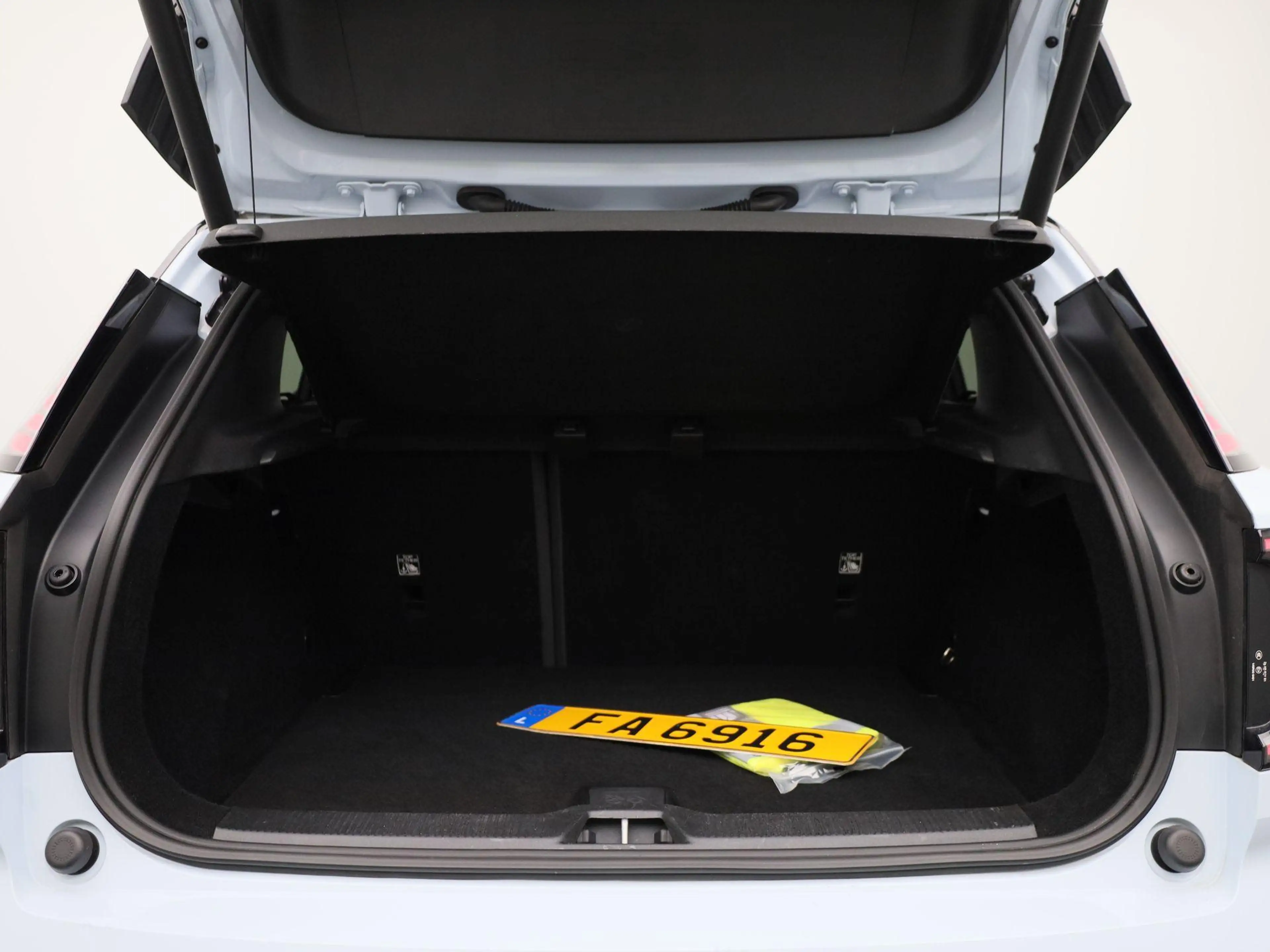 Volvo EX30 Single Motor Extended Range Plus | Harman & Kardon — photo 12