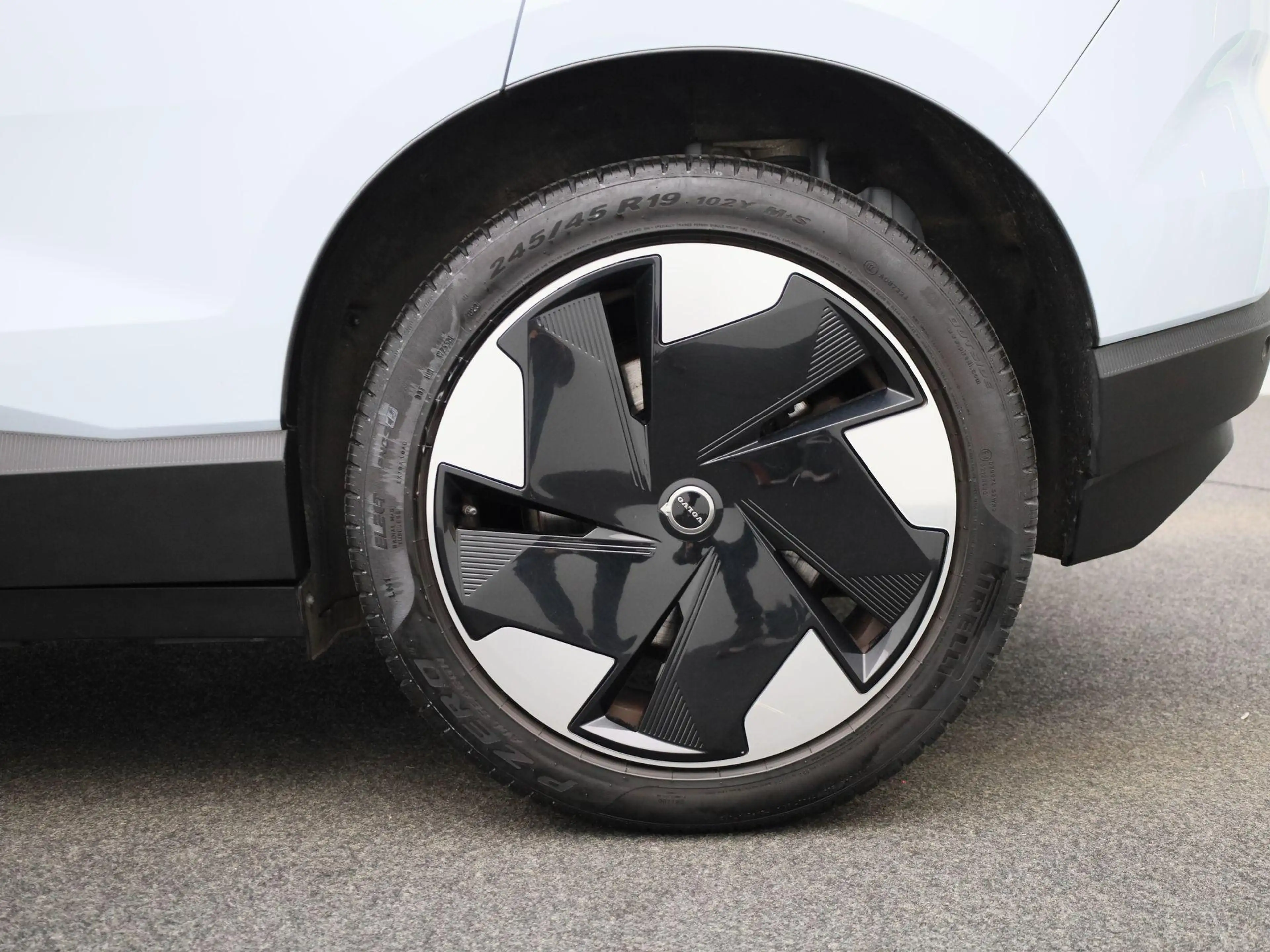 Volvo EX30 Single Motor Extended Range Plus | Harman & Kardon — photo 11