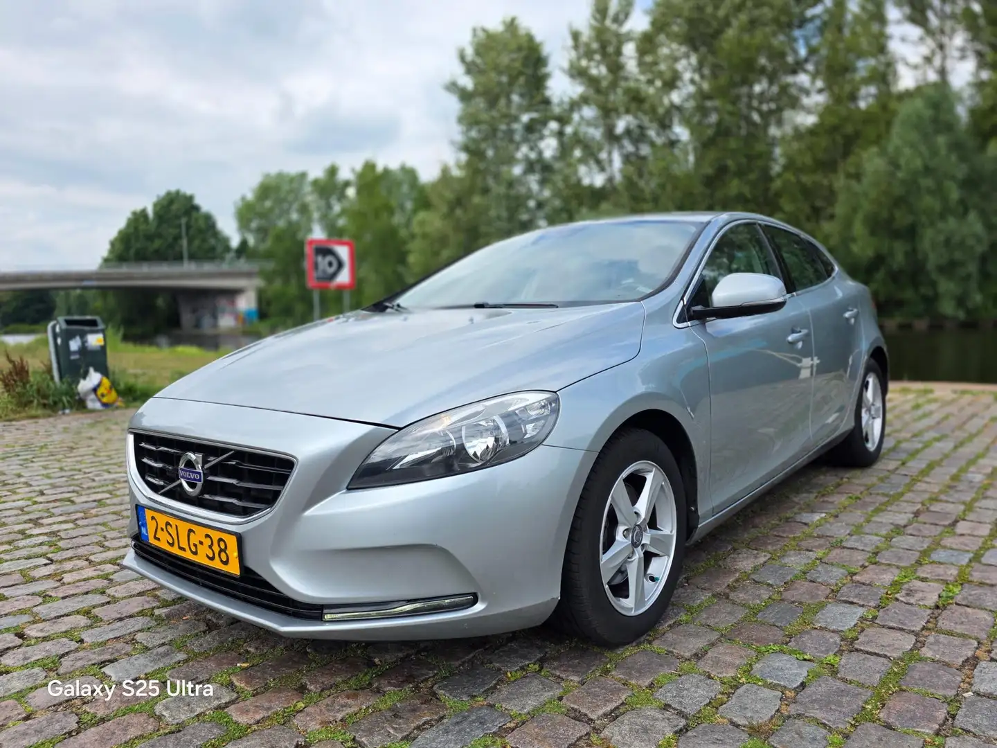 Volvo V40 1.6 T3 Momentum 3e eigenaar dealer onderhouden air Grijs - 2