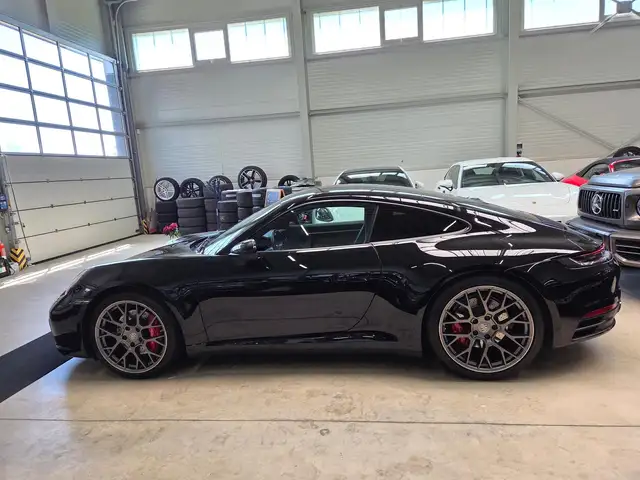 Porsche 992 view 15