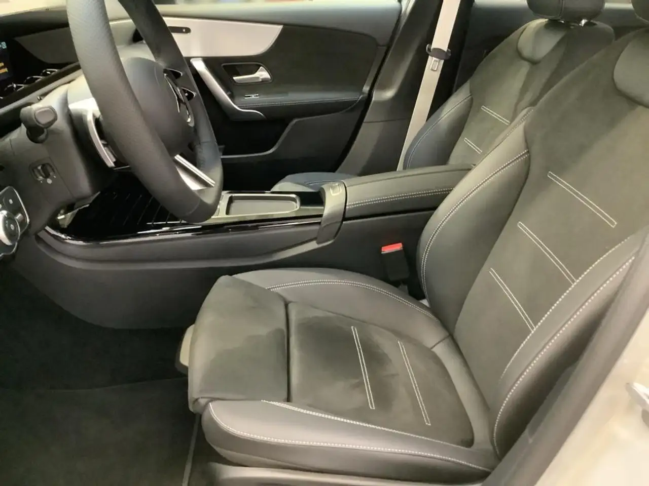 Mercedes-Benz A 200 Limousine +AMG+NIGHT+MBUX+18"+7G+LED+AHK+ 8