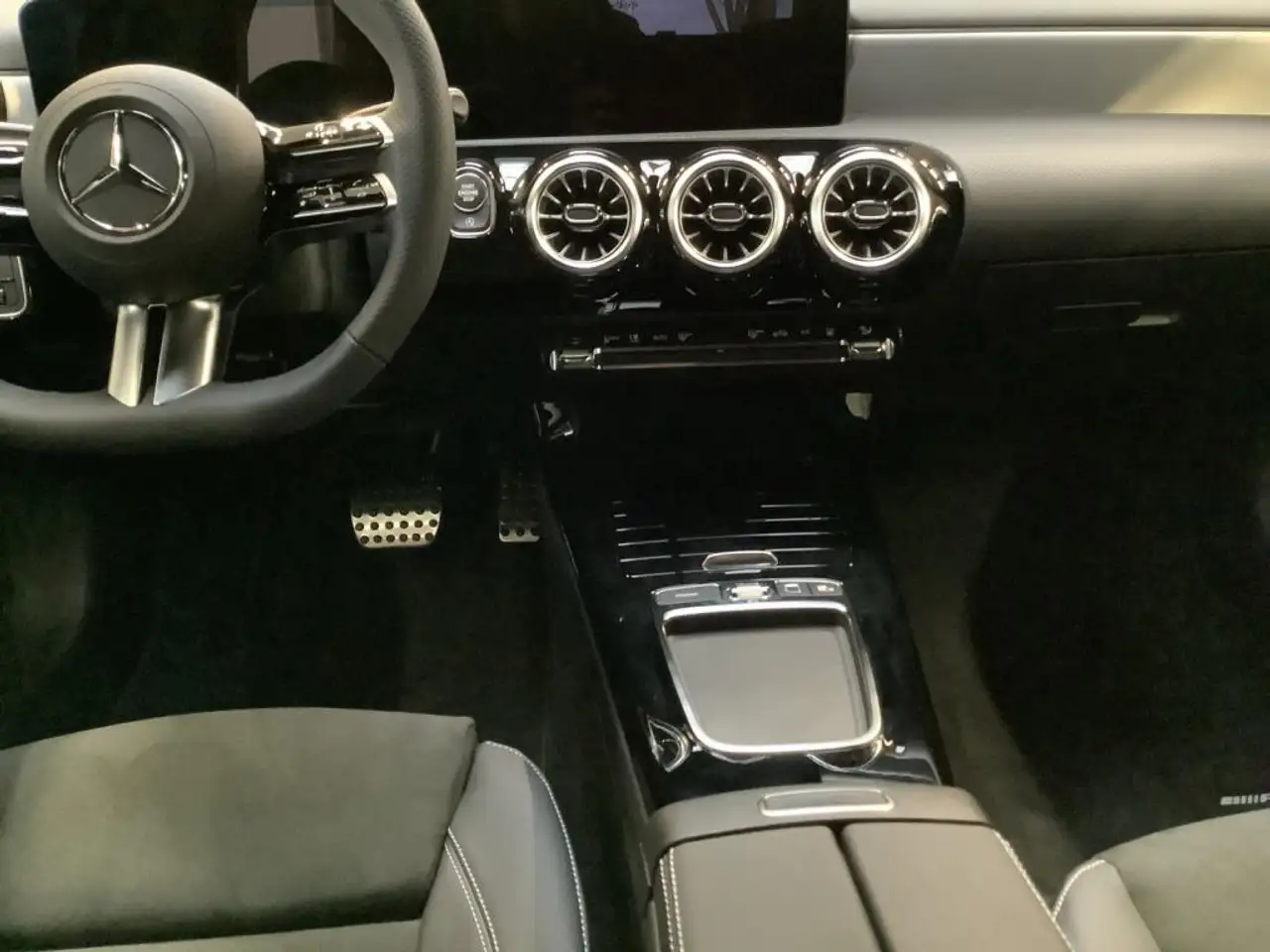 Mercedes-Benz A 200 Limousine +AMG+NIGHT+MBUX+18"+7G+LED+AHK+ 7