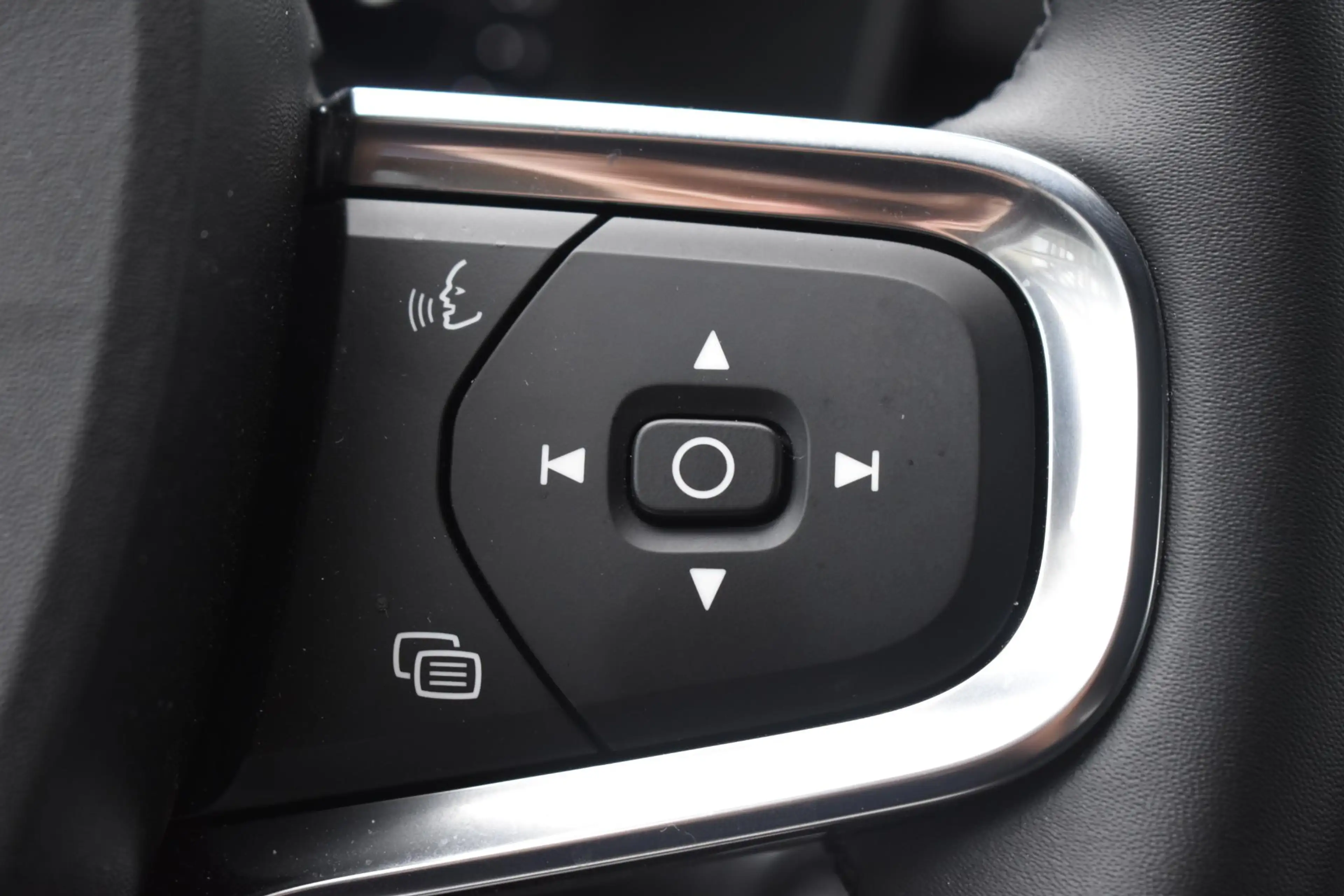Volvo XC40 B4 211PK Plus Black Edition / Adaptive Cruise cont — photo 39