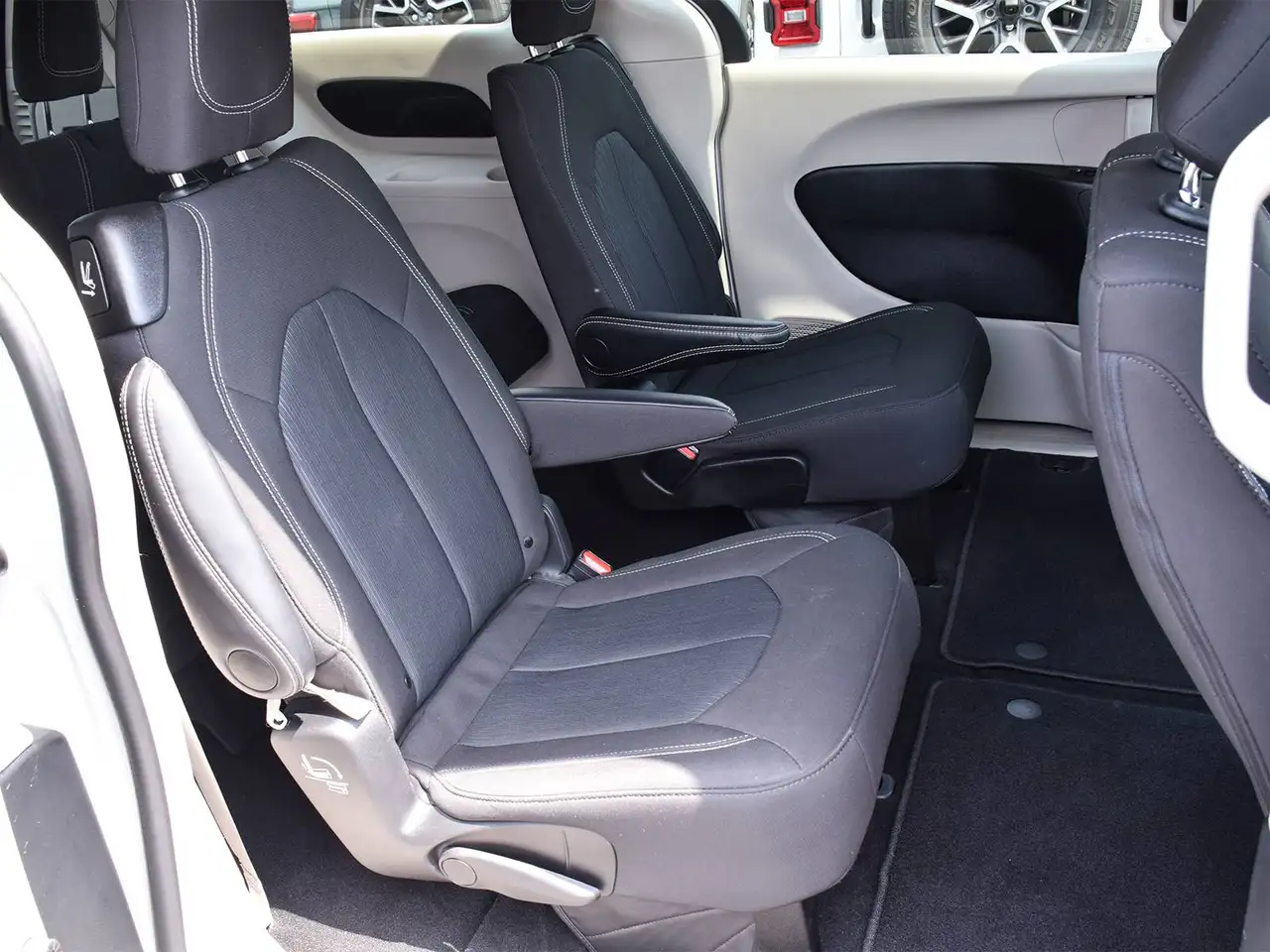 Chrysler Grand Caravan photo Chrysler Grand Caravan