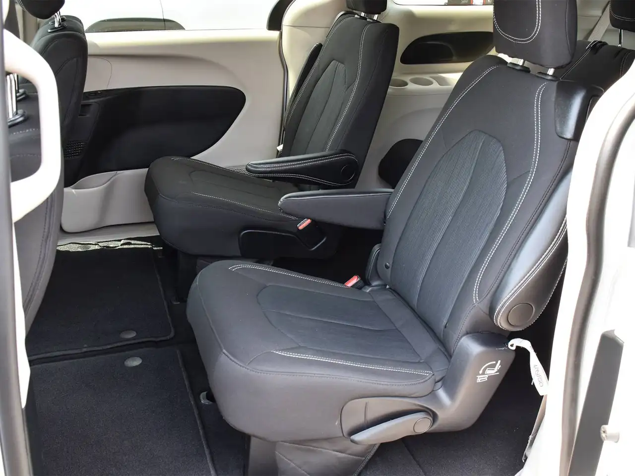Chrysler Grand Caravan photo Chrysler Grand Caravan