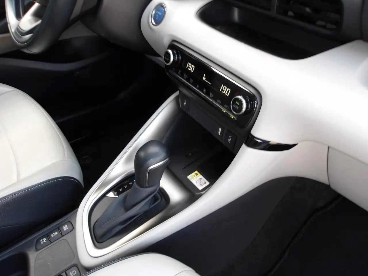 Toyota Yaris Yaris — photo 13