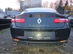 Renault Laguna beklebt in schwarz matter Autofolie und rotem