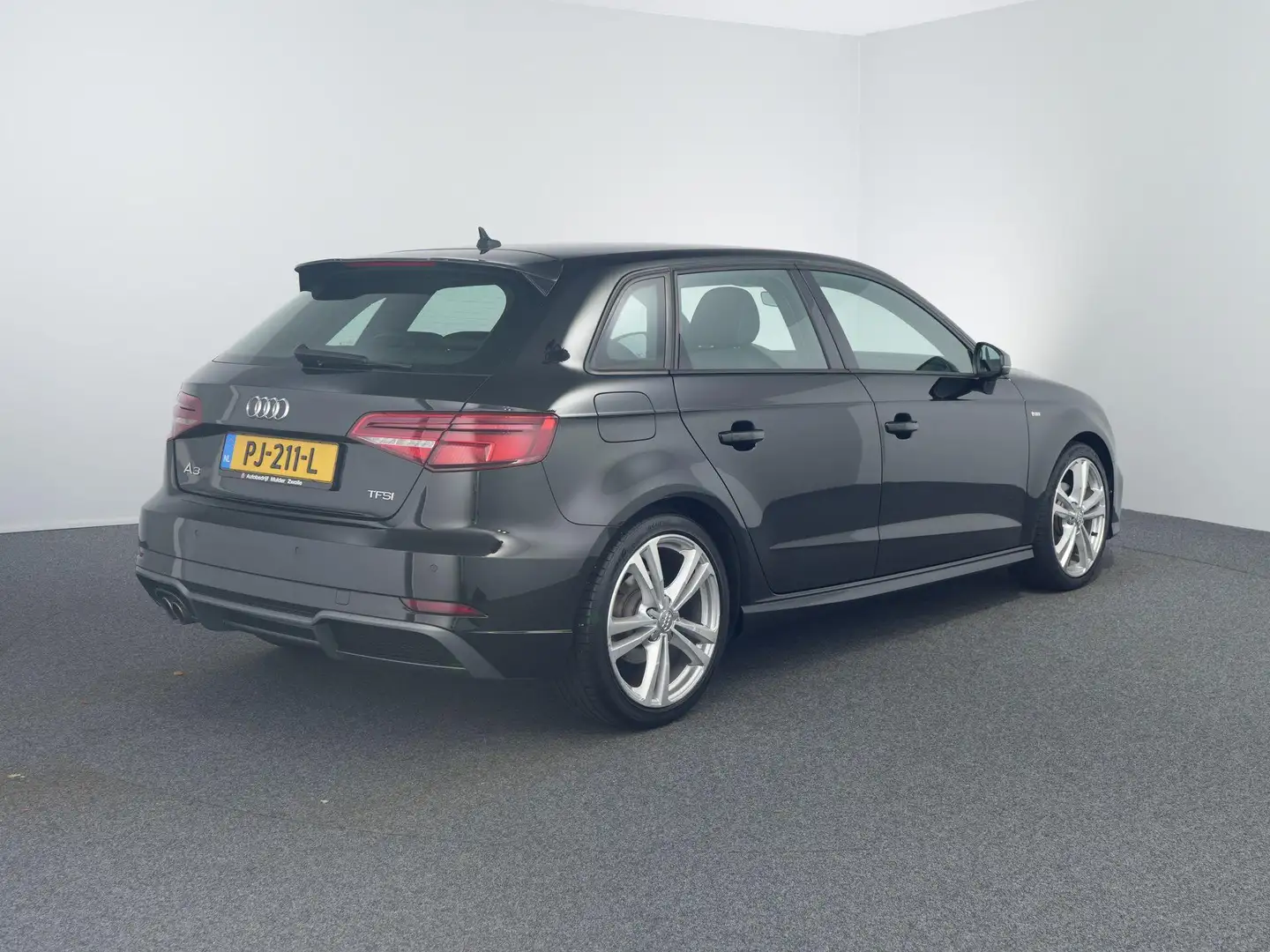 Audi A3 Sportback 1.5 TFSI CoD Sport S Line Edition | 18in Zwart - 2