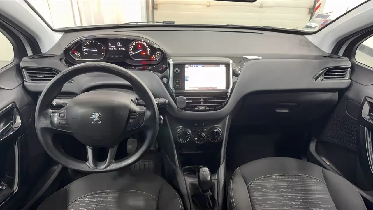 Peugeot 208 208 — photo 11