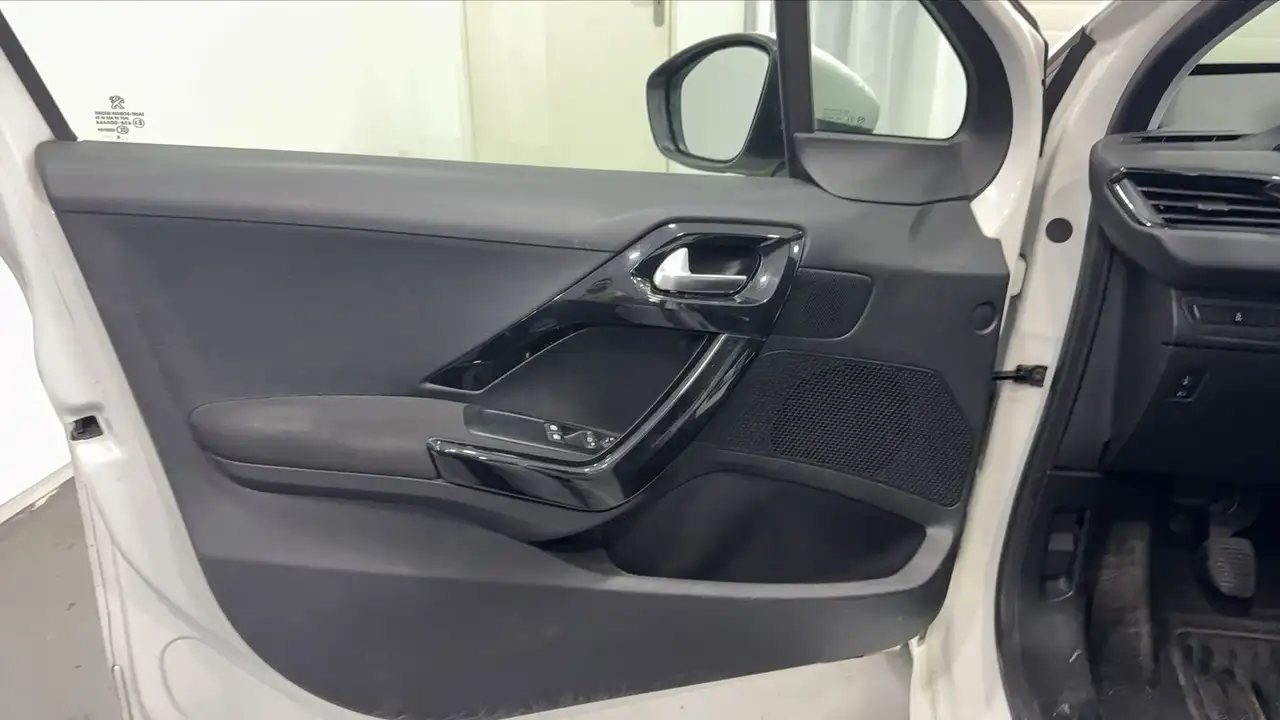 Peugeot 208 208 — photo 7