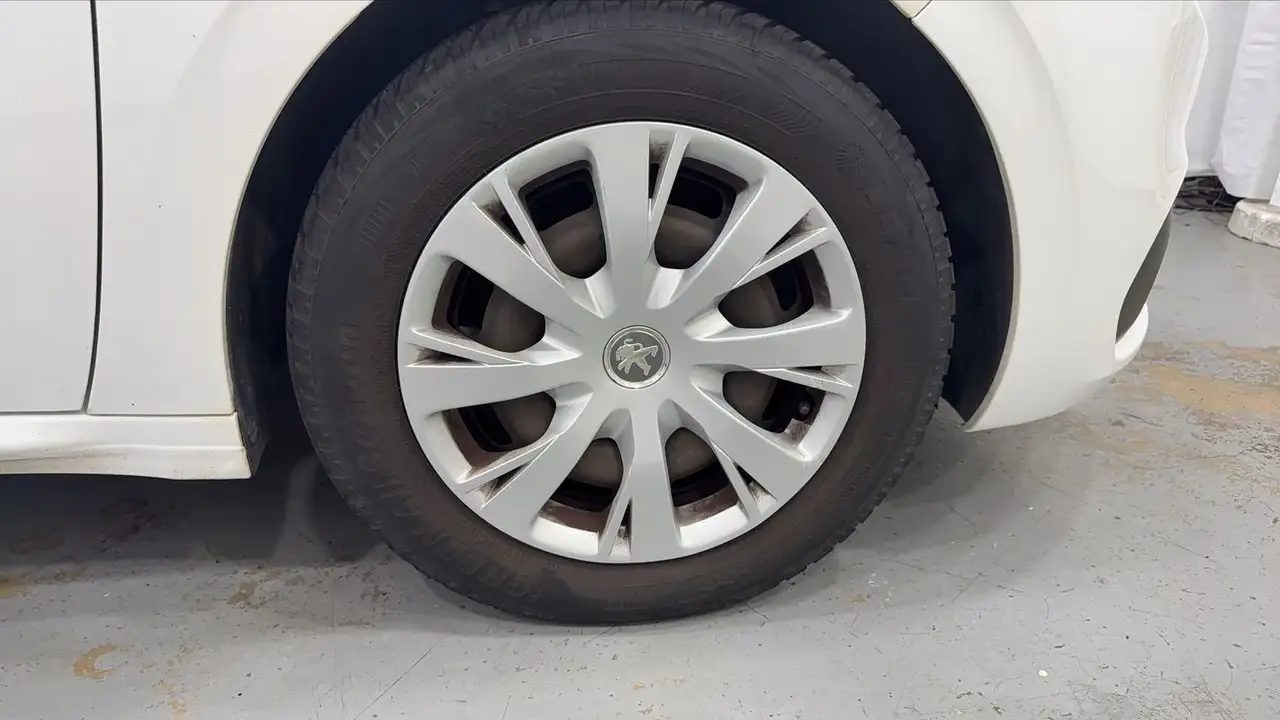 Peugeot 208 208 — photo 17