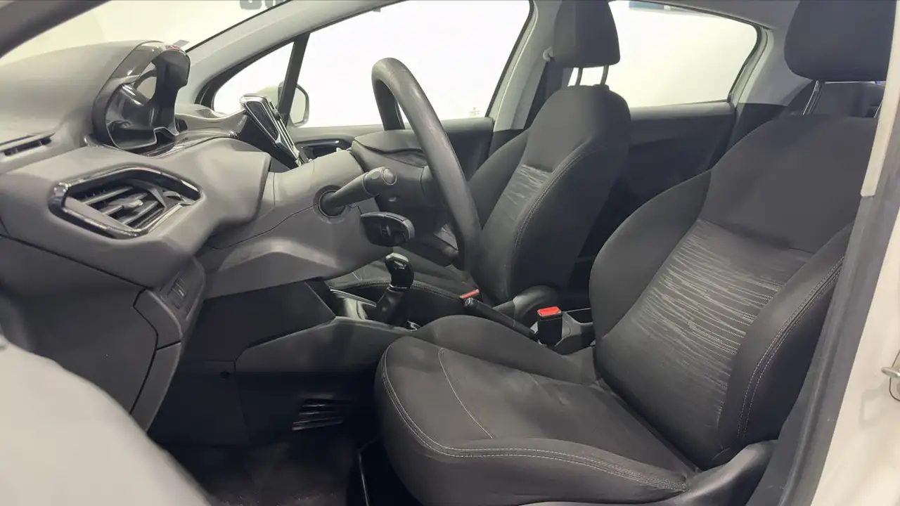 Peugeot 208 208 — photo 25