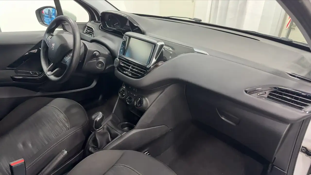 Peugeot 208 208 — photo 10