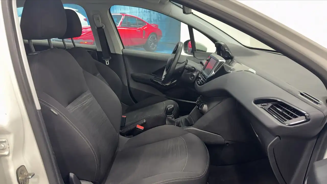 Peugeot 208 208 — photo 27