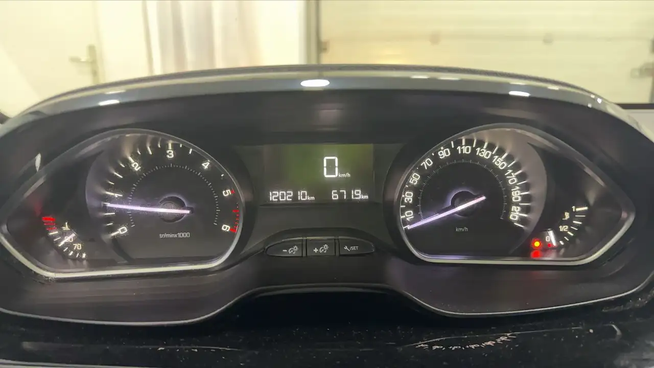 Peugeot 208 208 — photo 12