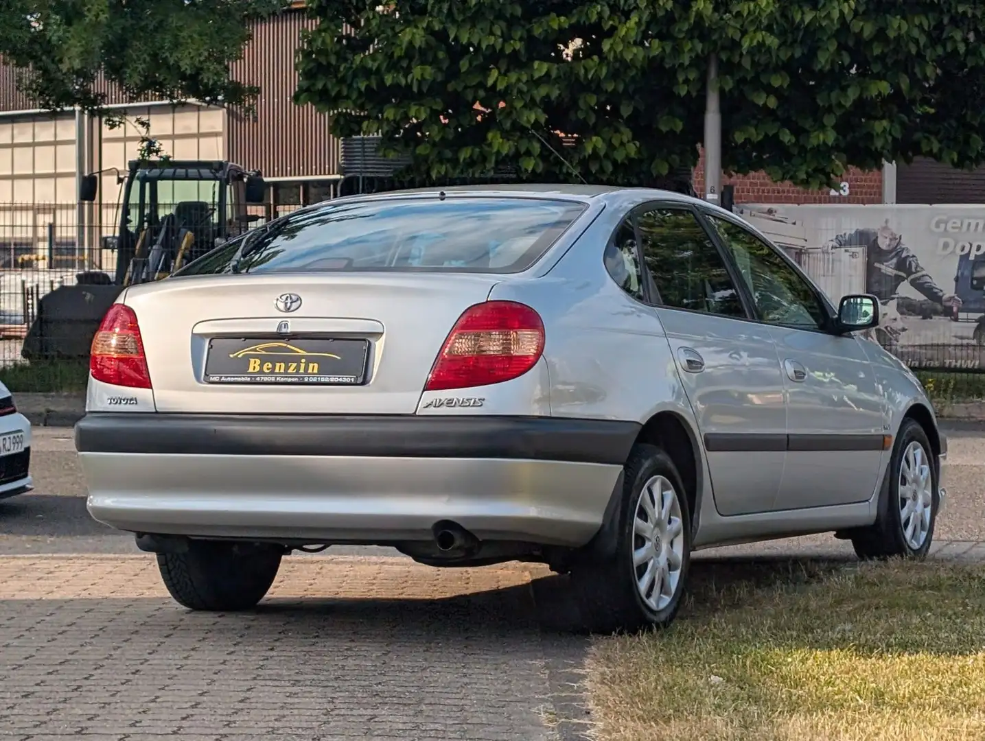 Toyota Avensis 1.8 Style*KLIMA*ZV-FUNK*RADIO-CD !! Plateado - 2