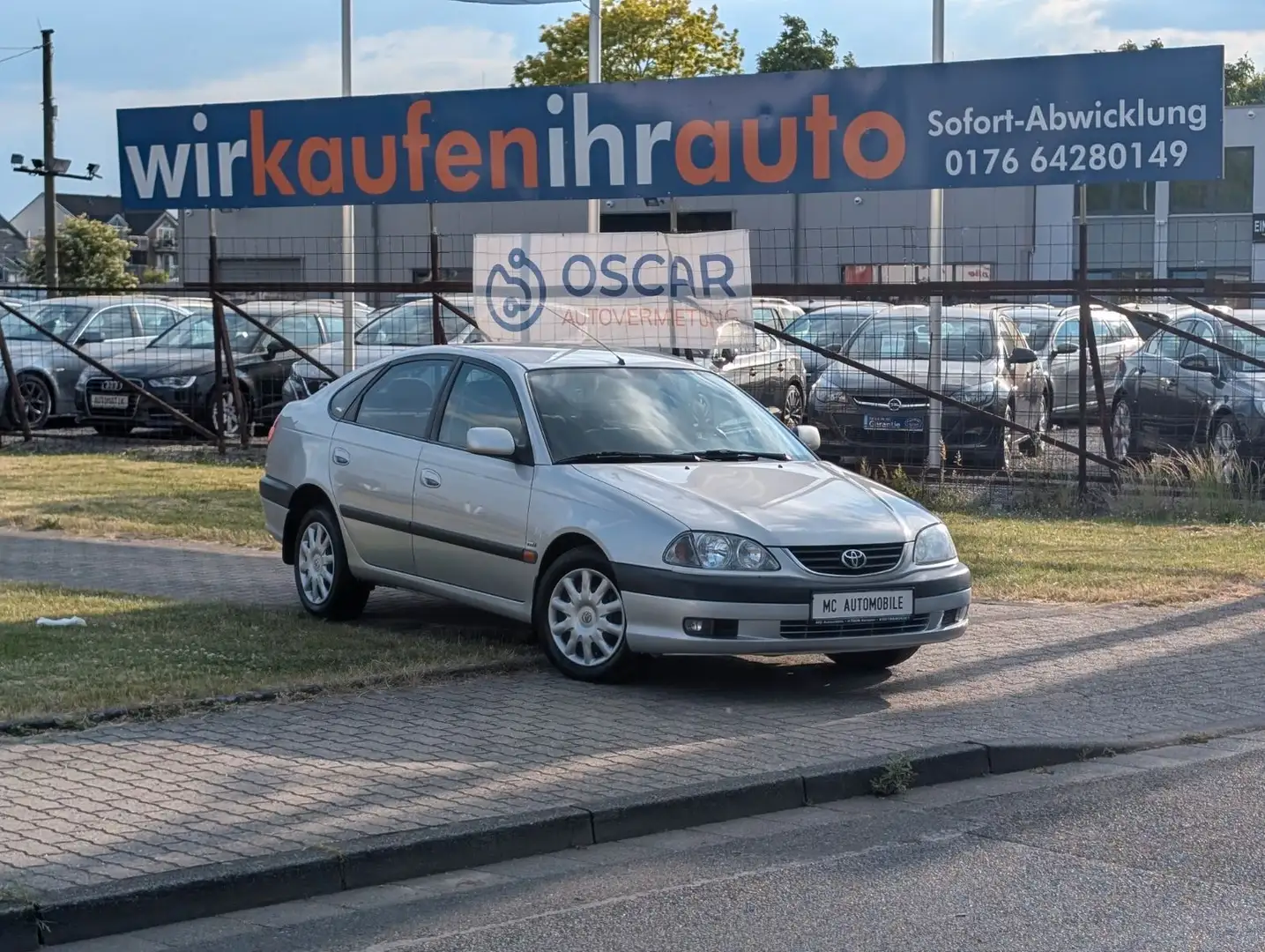 Toyota Avensis 1.8 Style*KLIMA*ZV-FUNK*RADIO-CD !! Plateado - 1