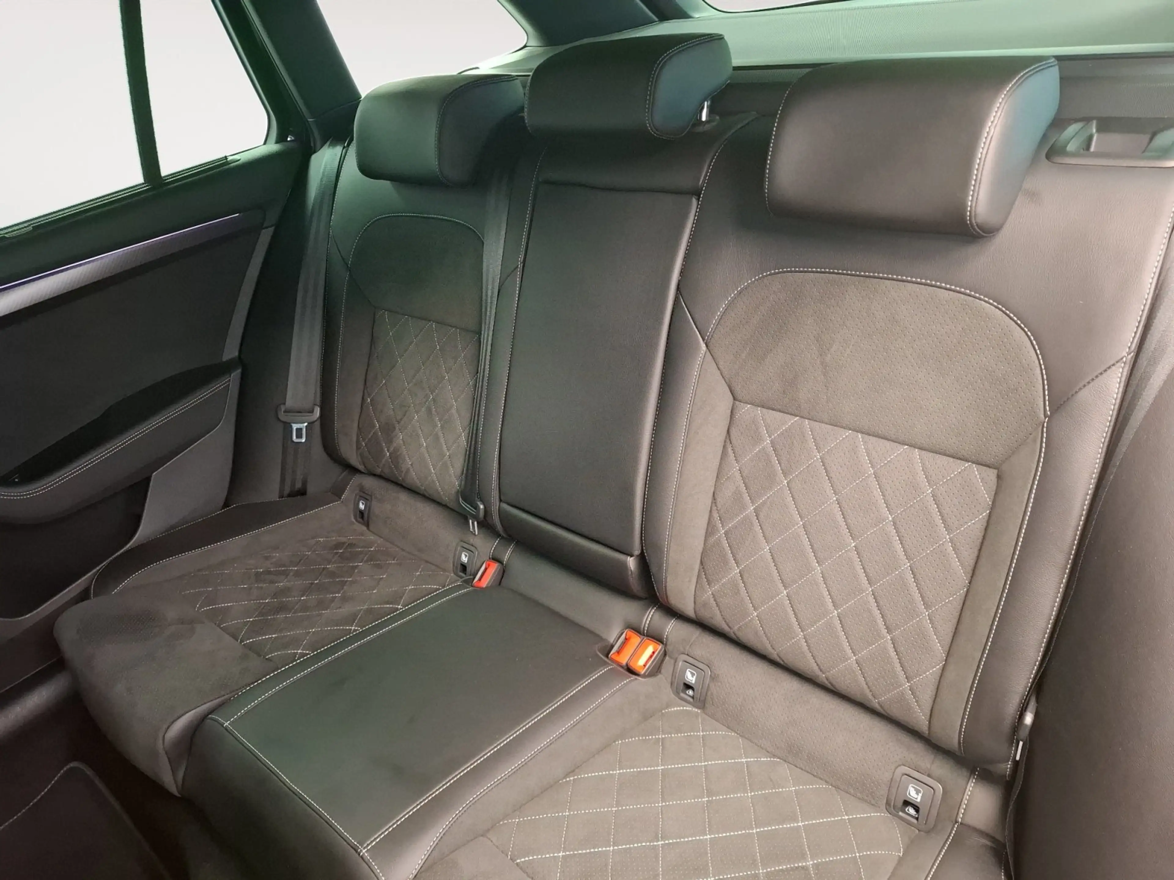 Skoda Superb Combi Sportline 4x4 AHK RFK STH DCC ACC — photo 8