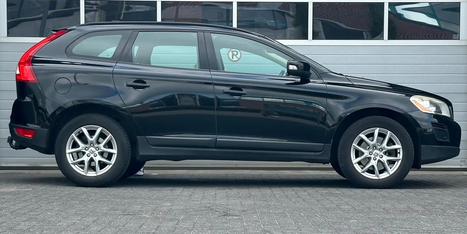 Volvo XC60 2.0 D3 5 cilinder aut Kinetic lage kilometerstand! Noir - 2