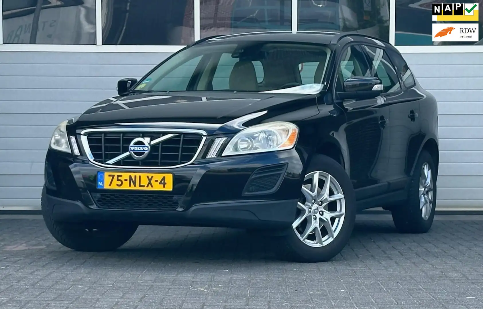 Volvo XC60 2.0 D3 5 cilinder aut Kinetic lage kilometerstand! Noir - 1