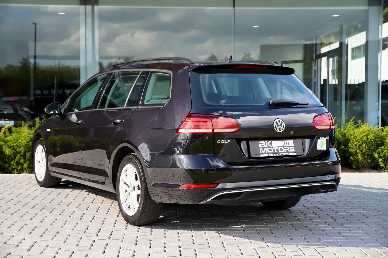 Volkswagen Golf Variant 1.5TGI BlueMotion DSG-CARPLAY-CAMERA-DAB-AUTOMAAT Zwart - 2