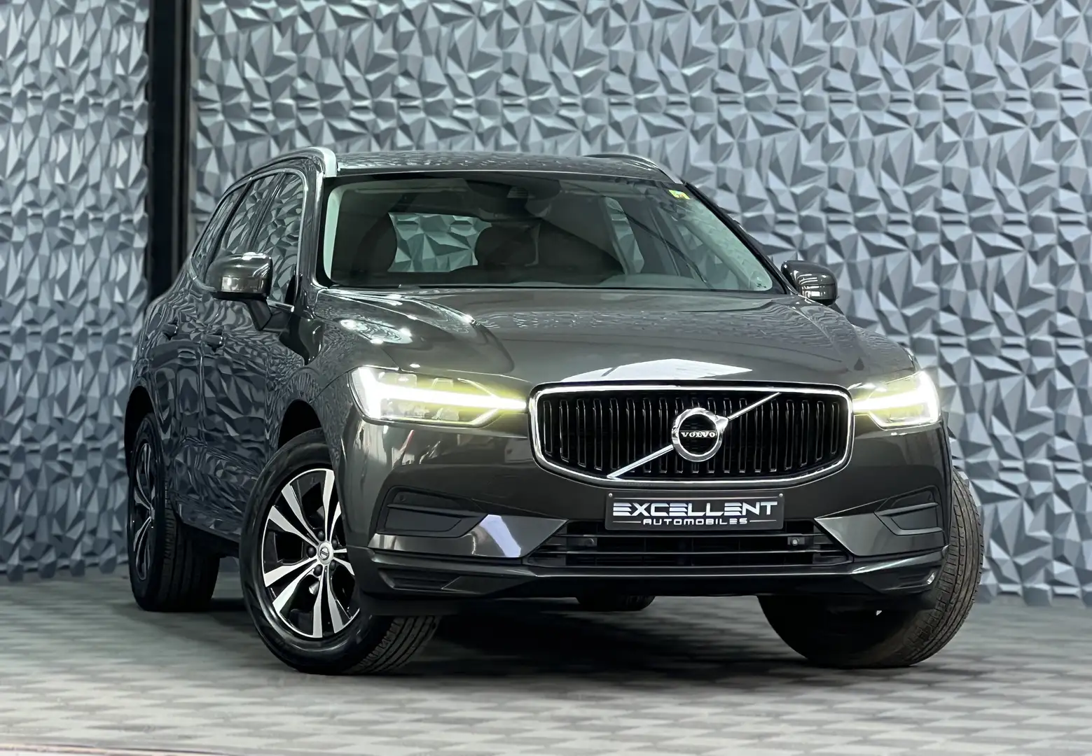 Volvo XC60 2.0 D4*BLUETOOTH*AIRCO*CARPLAY*CAMERA*CUIR*GPS* Gris - 2