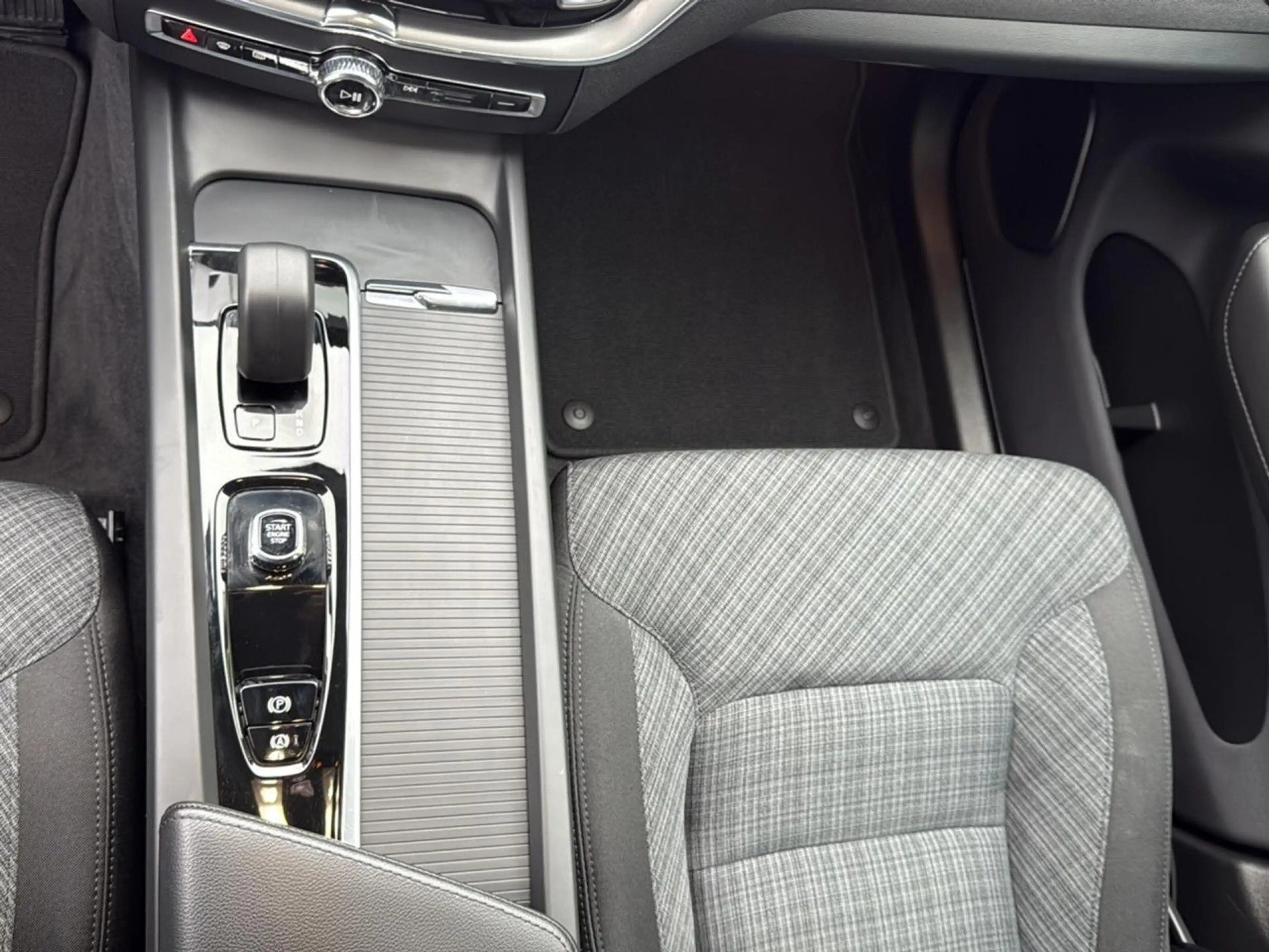 Volvo XC60 B4 (Benzin) Core 2WD Automatik Bluetooth Navi — photo 3