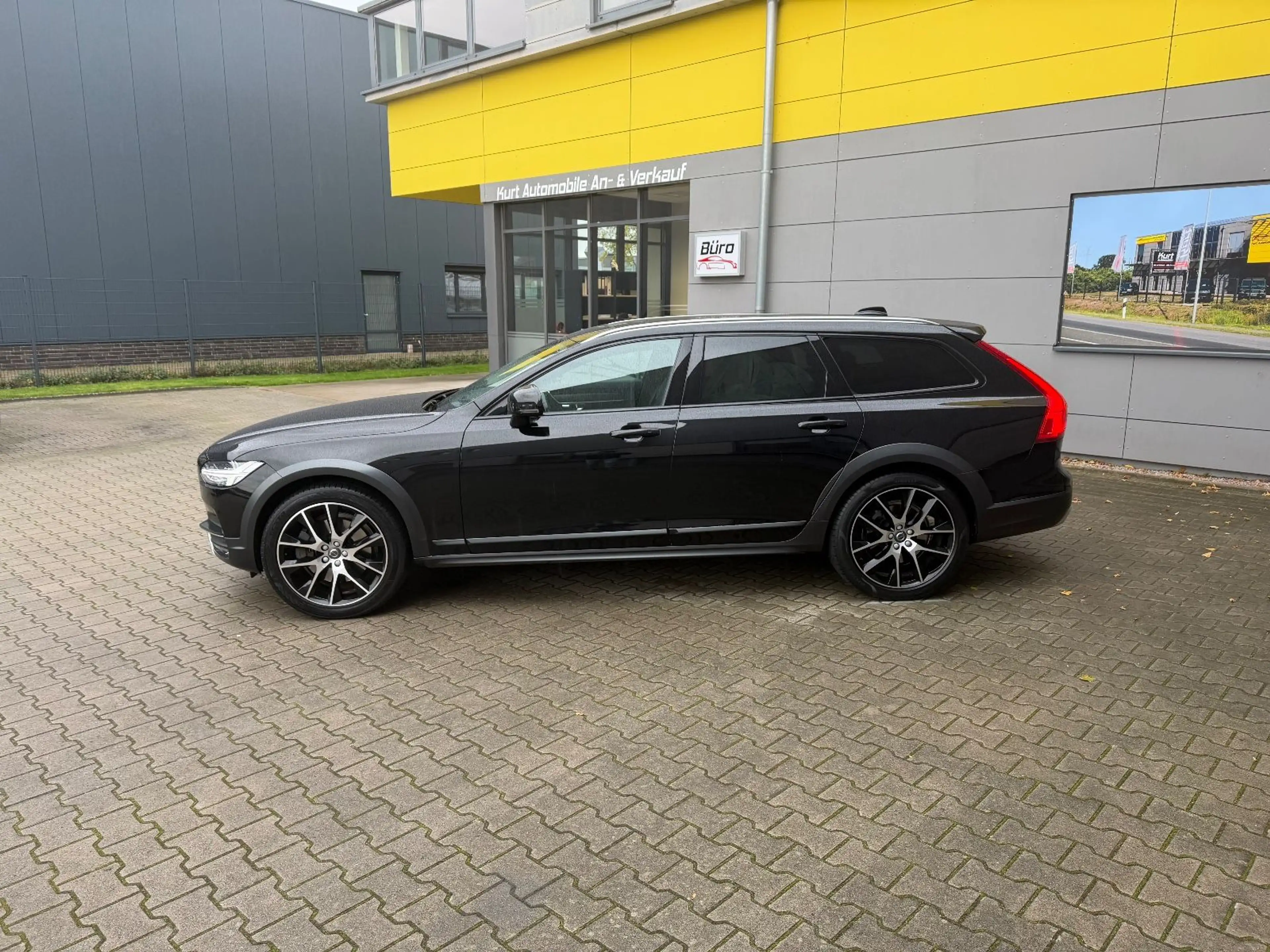 Volvo V90 Cross Country AWD/HEAD UP/ALLRAD/LEDER/8xBRF — photo 3
