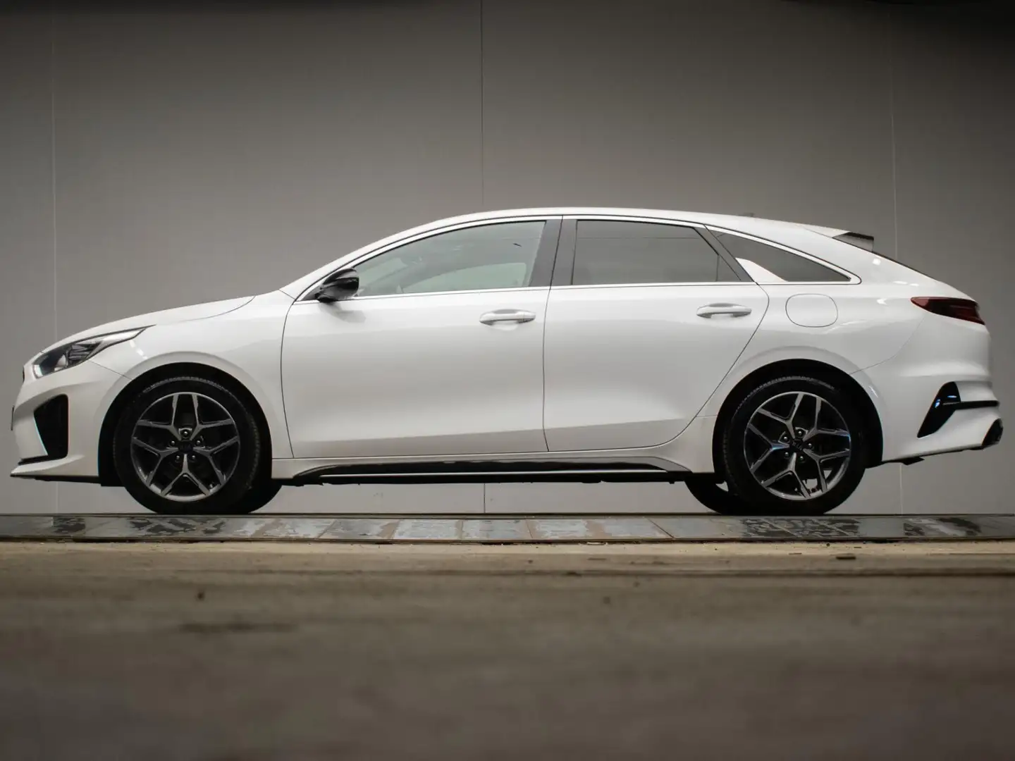 Kia ProCeed / pro_cee'd 1.5 T-GDi MHEV GT-Line Edition Sport (PANORAMADAK, White - 1