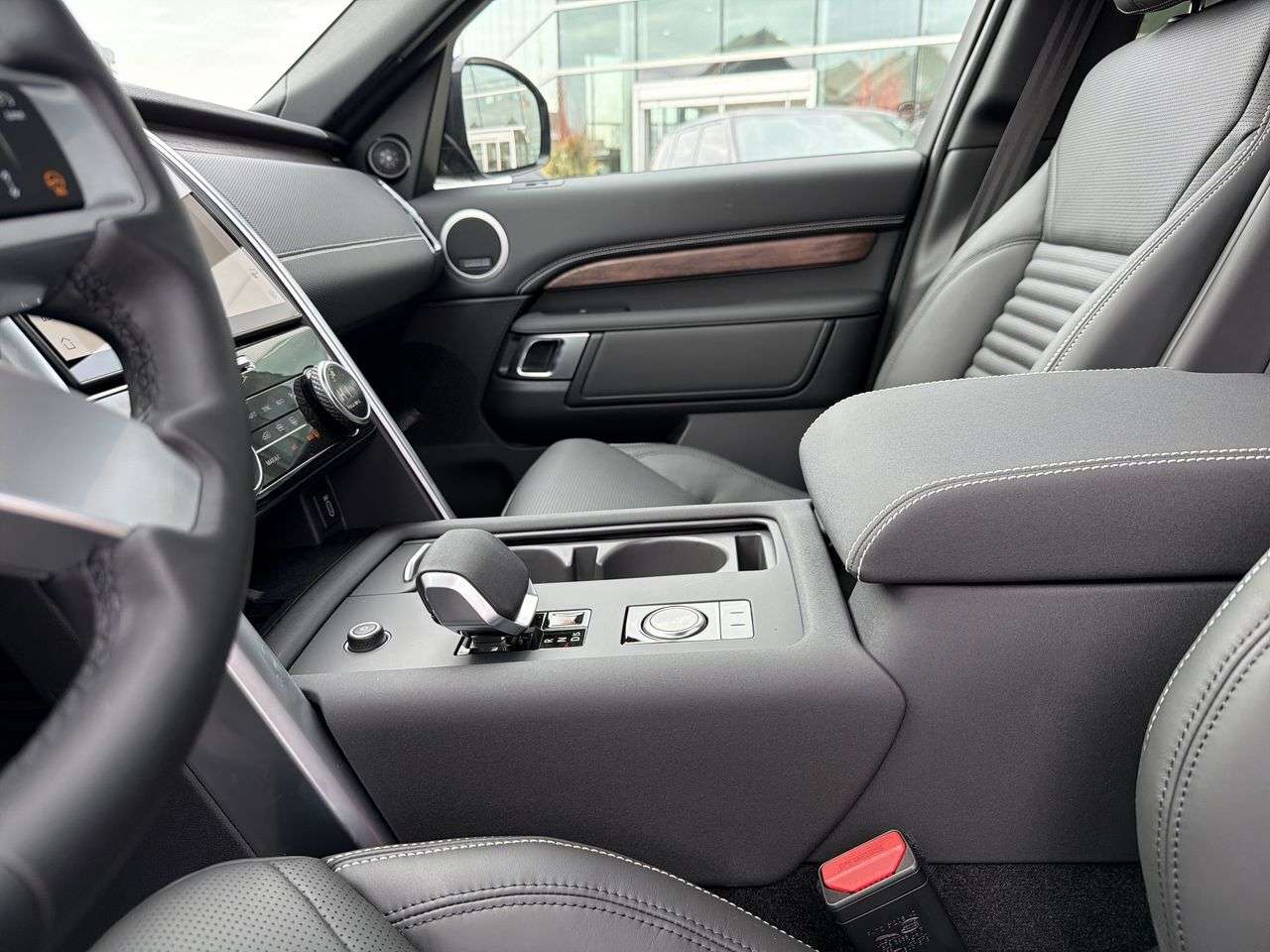 2026 Land Rover Discovery P300 Dynamic SE thumb 17