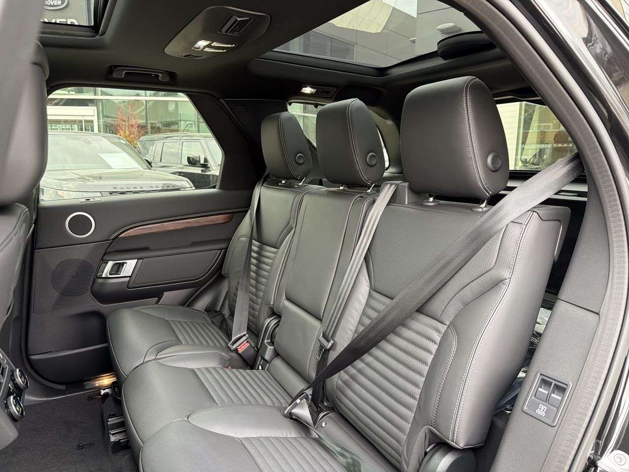 2026 Land Rover Discovery P300 Dynamic SE thumb 20