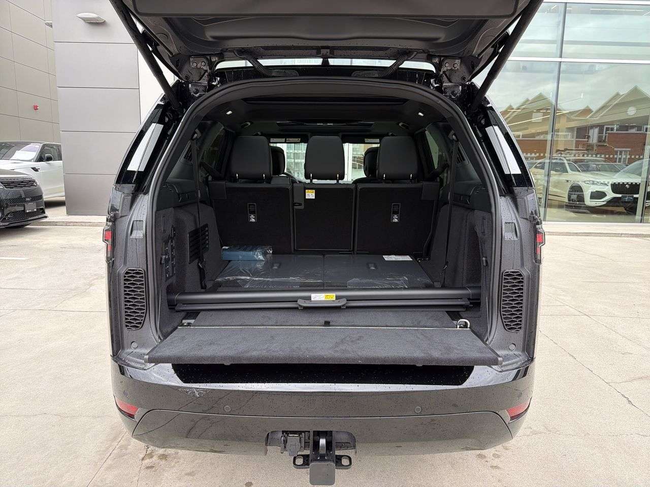 2026 Land Rover Discovery P300 Dynamic SE thumb 21